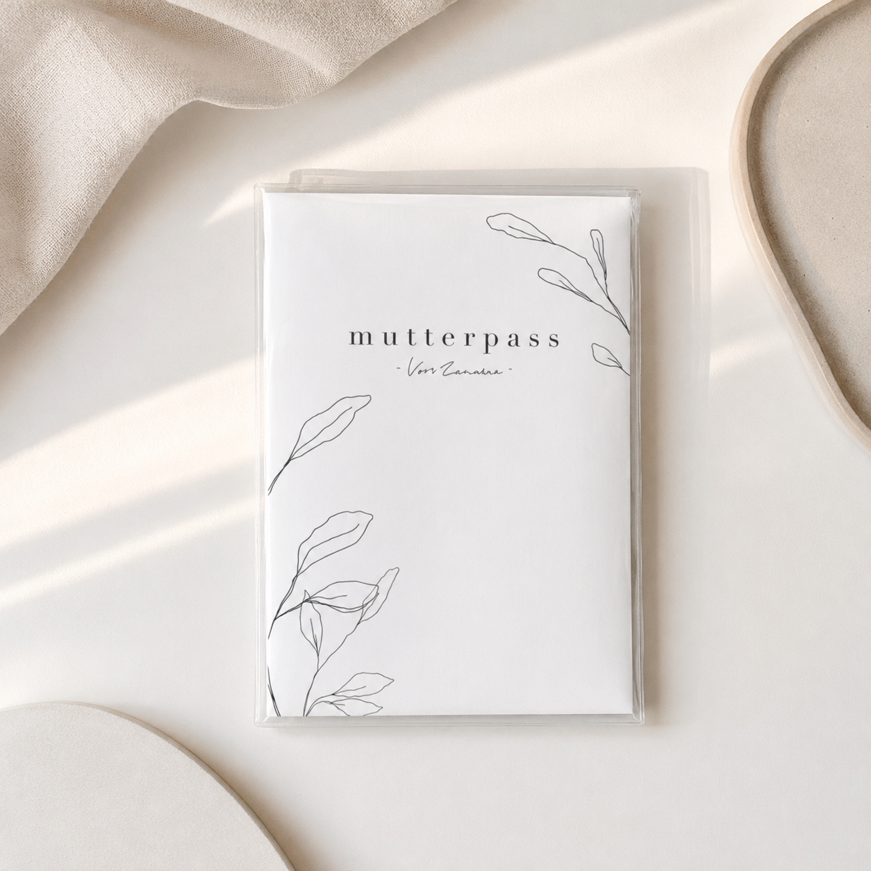 MUTTERPASSHÜLLE - Floral schwarz weiss personalisiert