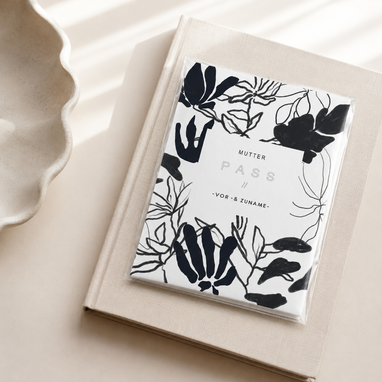 MUTTERPASSHÜLLE - Floral schwarz weiss personalisiert