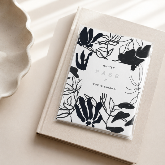 MUTTERPASSHÜLLE - Floral schwarz weiss personalisiert
