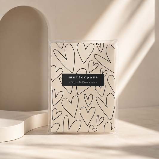 MUTTERPASSHÜLLE - Herzen schwarz beige personalisiert