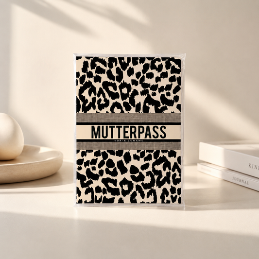 MUTTERPASSHÜLLE - Luxury Leo personalisiert