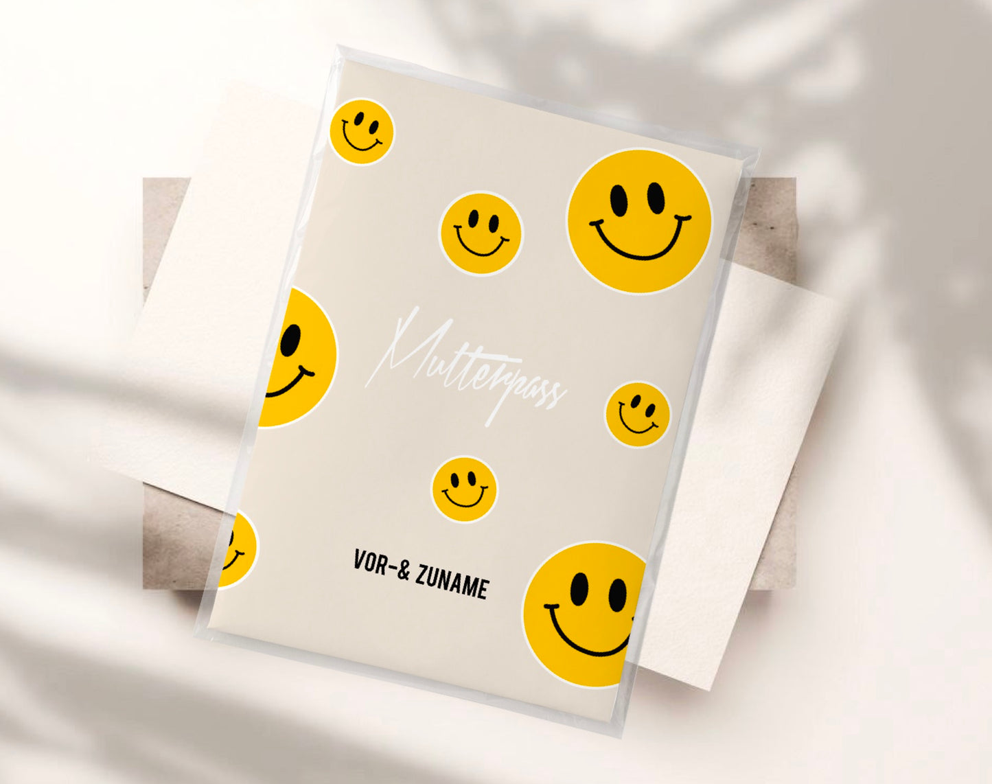 MUTTERPASSHÜLLE - Smileys beige personalisiert